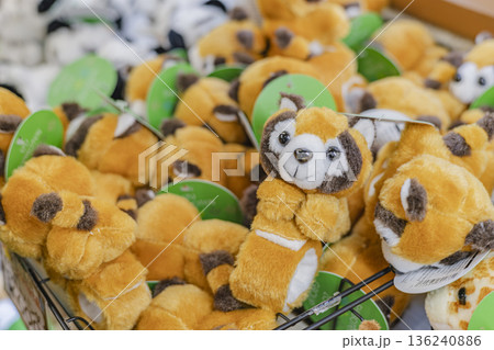 ぬいぐるみの詰め合わせ 雑貨店の売り場 山積みのマスコット 136240886