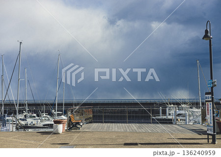 伊東マリンタウンのハーバー 港の桟橋とヨット 曇天の海景 136240959