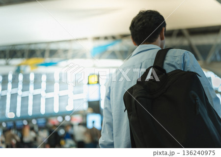 空港でリュックを背負う男性 ■撮影協力:関西国際空港(KIX) 空港でリュックを背負う男性 ■撮影協力:関西国際空港(KIX) 136240975