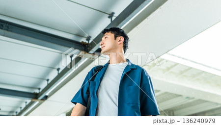 旅行中の男性、上を見上げる ■撮影協力：関西国際空港（KIX） 136240979