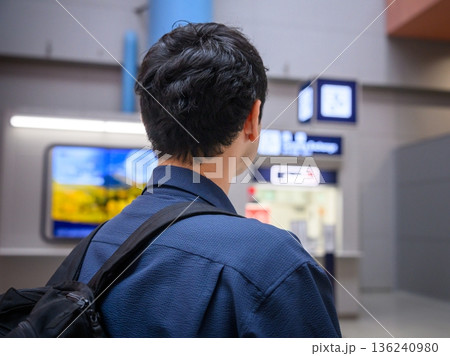 駅構内を歩く男性 ■撮影協力:関西国際空港(KIX) 駅構内を歩く男性 ■撮影協力:関西国際空港(KIX) 136240980