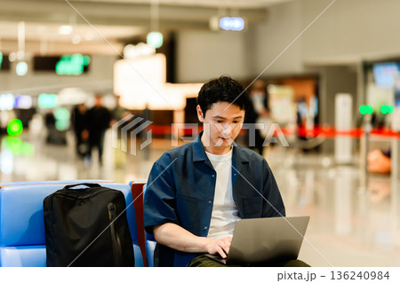 空港でPC作業する男性 ■撮影協力：関西国際空港（KIX） 136240984