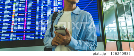 空港で情報確認する男性 ■撮影協力：関西国際空港（KIX） 136240985