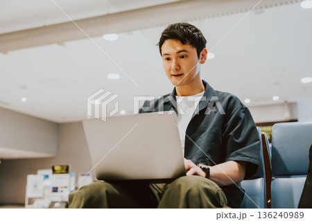 空港でPC作業する男性 _■撮影協力：関西国際空港（KIX） 136240989