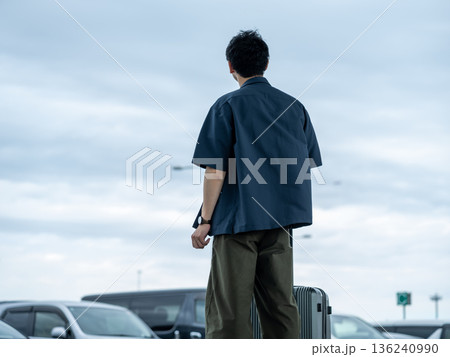 空港で旅立ちを待つ男性 ■撮影協力：関西国際空港（KIX） 136240990