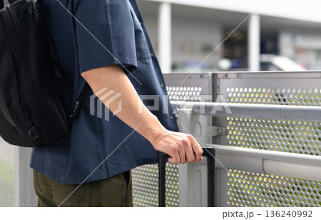 旅行者の手荷物と移動 ■撮影協力：関西国際空港（KIX） 136240992