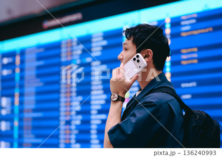 空港で電話する男性 ■撮影協力：関西国際空港（KIX） 136240993