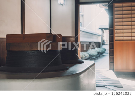 日本の伝統的なかまどと土間　静かな暮らしを感じる和の空間 136241023