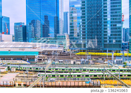 日本の東京都市景観長弩級幸運を呼ぶ新幹線・ドクターイエローや東京駅、電車、八重洲などのビル群を望む 日本の東京都市景観長弩級幸運を呼ぶ新幹線・ドクターイエローや東京駅、電車、八重洲などのビル群を望む 136241063