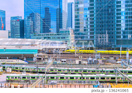 日本の東京都市景観長弩級幸運を呼ぶ新幹線・ドクターイエローや東京駅、電車、八重洲などのビル群を望む 日本の東京都市景観長弩級幸運を呼ぶ新幹線・ドクターイエローや東京駅、電車、八重洲などのビル群を望む 136241065