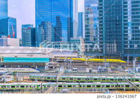 日本の東京都市景観長弩級幸運を呼ぶ新幹線・ドクターイエローや東京駅、電車、八重洲などのビル群を望む 136241067