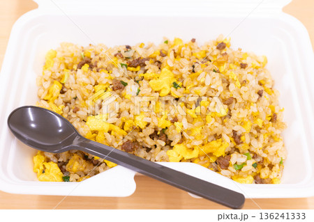 おいしい挽き肉チャーハン弁当 136241333