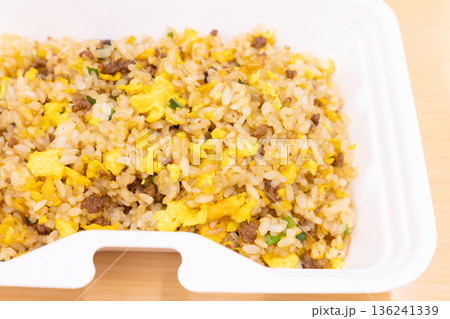 おいしい挽き肉炒飯弁当 136241339