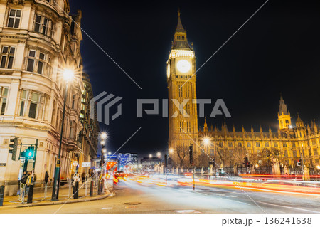 ロンドン　ライトアップされたウェストミンスター宮殿 136241638