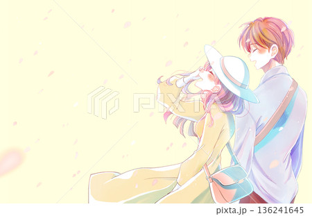 隣り合って幸せそうに笑う男女 外出 桜吹雪 隣り合って幸せそうに笑う男女 外出 桜吹雪 136241645