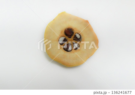 堅いかりんを輪切りにした写真 堅いかりんを輪切りにした写真 136241677