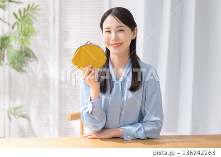 笑顔で財布を持つ女性 136242263