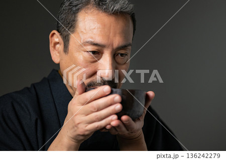 お茶を飲む男性 お茶を飲む男性 136242279