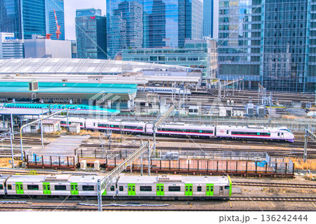 日本の東京都市景観インバウンド続く…山手線や新幹線がズラリ…ホームには多くの外国人観光客が行き交う 日本の東京都市景観インバウンド続く…山手線や新幹線がズラリ…ホームには多くの外国人観光客が行き交う 136242444