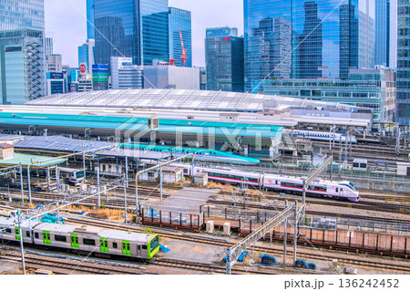 日本の東京都市景観インバウンド続く…山手線や新幹線がズラリ…ホームには多くの外国人観光客が行き交う 136242452