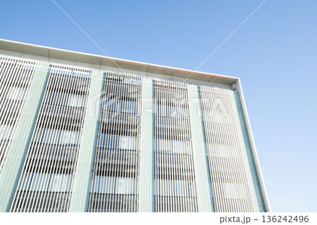 近未来的なオフィスビル、デザイナーズ近代建築のビジネスビルディング 近未来的なオフィスビル、デザイナーズ近代建築のビジネスビルディング 136242496