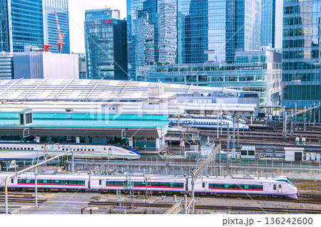 日本の東京都市景観インバウンド続く…新幹線がズラリ…ホームには多くの外国人観光客が行き交う 136242600