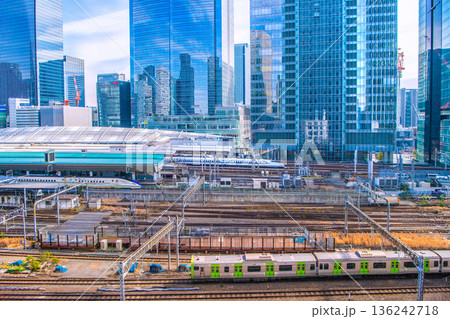 日本の東京都市景観インバウンド続く…山手線や新幹線がズラリ…ホームには多くの外国人観光客が行き交う 日本の東京都市景観インバウンド続く…山手線や新幹線がズラリ…ホームには多くの外国人観光客が行き交う 136242718