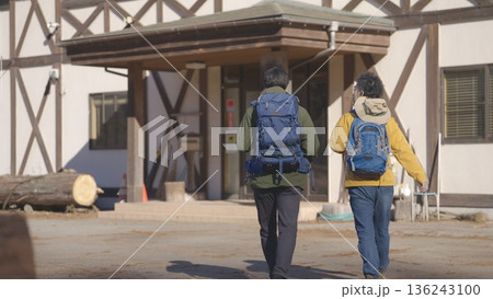 山小屋へ向かう登山家イメージ_撮影協力　多摩木材センター協同組合 136243100