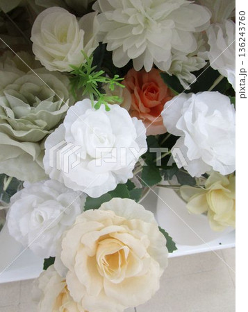 カラフルな造花の花束 136243760