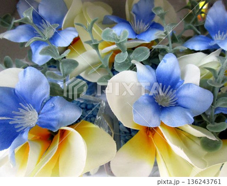 カラフルな造花の花束 カラフルな造花の花束 136243761