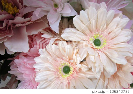 カラフルな造花の花束 カラフルな造花の花束 136243785