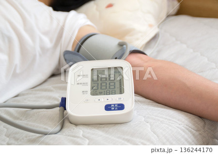体調不良で血圧を測る(血圧計) 体調不良で血圧を測る(血圧計) 136244170