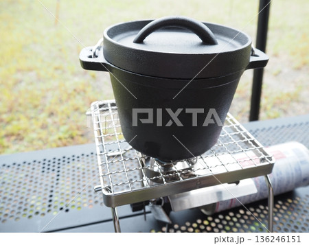 キャンプでダッチオーブン調理をするアウトドアクッキングの風景 キャンプでダッチオーブン調理をするアウトドアクッキングの風景 136246151