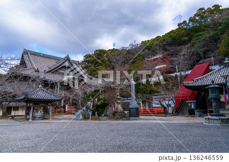 訪れる人も少ない厳冬期の和歌山紀三井寺 人気のない寒々とした境内 訪れる人も少ない厳冬期の和歌山紀三井寺 人気のない寒々とした境内 136246559