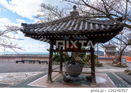 訪れる人も少ない厳冬期の和歌山紀三井寺の風景　手水鉢 136246567