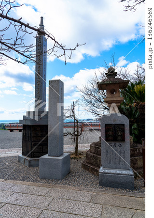 訪れる人も少ない厳冬期の和歌山紀三井寺の風景 石足仏 訪れる人も少ない厳冬期の和歌山紀三井寺の風景 石足仏 136246569