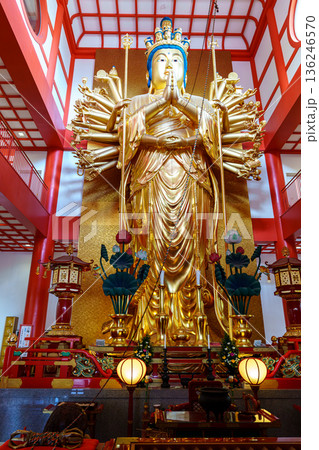 訪れる人も少ない厳冬期の和歌山紀三井寺の風景 大千手十一面観世音菩薩像 訪れる人も少ない厳冬期の和歌山紀三井寺の風景 大千手十一面観世音菩薩像 136246570
