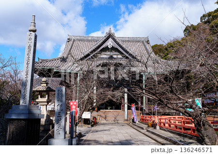 訪れる人も少ない厳冬期の和歌山紀三井寺の風景 石畳の先にある本堂 訪れる人も少ない厳冬期の和歌山紀三井寺の風景 石畳の先にある本堂 136246571