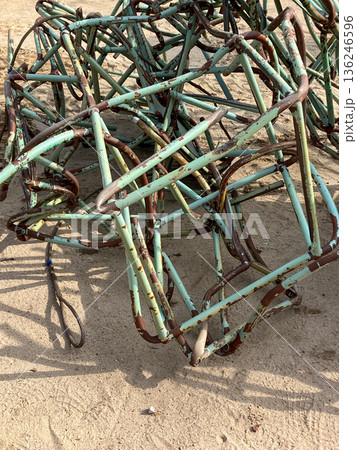 グチャグチャに潰された公園の鉄製ジャングルジム 136246596