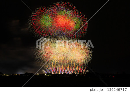 秋の打ち上げ花火　利根川大花火大会 136246717