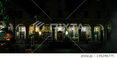 ライトアップされた夜のローマの建物 136246775