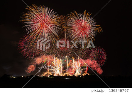 秋の打ち上げ花火　利根川大花火大会 136246797