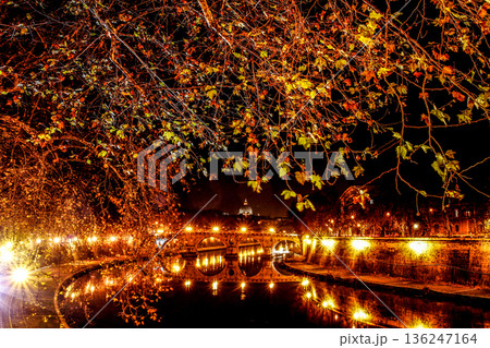 ライトアップされたローマのティヴェレ川とその先に見えるバチカン教皇庁舎 136247164