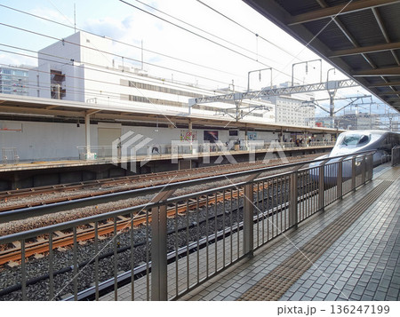 駅ホームと複線の線路 駅ホームと複線の線路 136247199