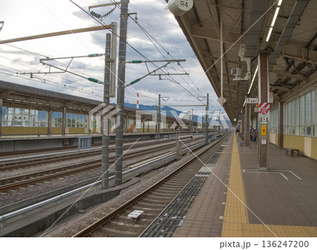 ホームから見た線路 ホームから見た線路 136247200