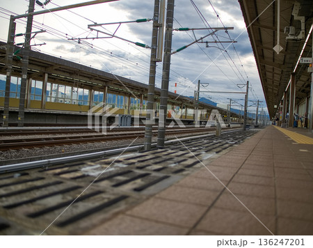 駅のホームから見た線路 駅のホームから見た線路 136247201