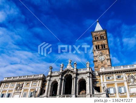 快晴の空をバックに従えるサンタ・マリア・マッジョーレ大聖堂 136247227