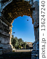 コロッセオの向こうに見える巨大な石のアーチ 136247240