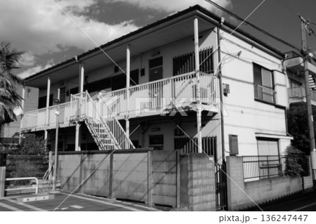 住宅街のアパート 136247447