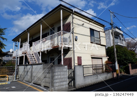住宅地のアパート 136247449